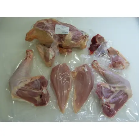 Poulet fermier entier découpé et mis sous vide